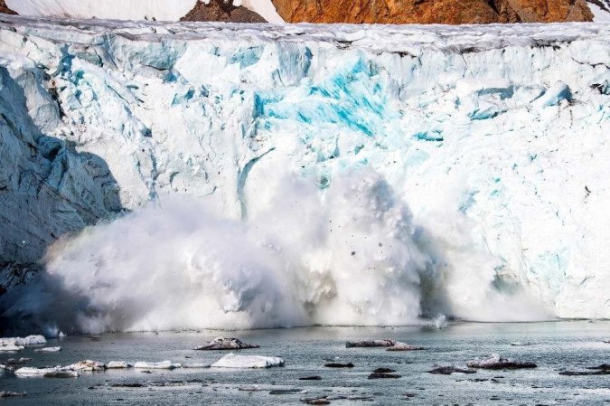 Imagem da geleira no município de Sermersooq, localizado na ilha de mesmo nome na costa sudeste da Groenlândia, que é banhada pelo oceano Ártico -  (crédito: Jonathan NACKSTRAND/AFP)