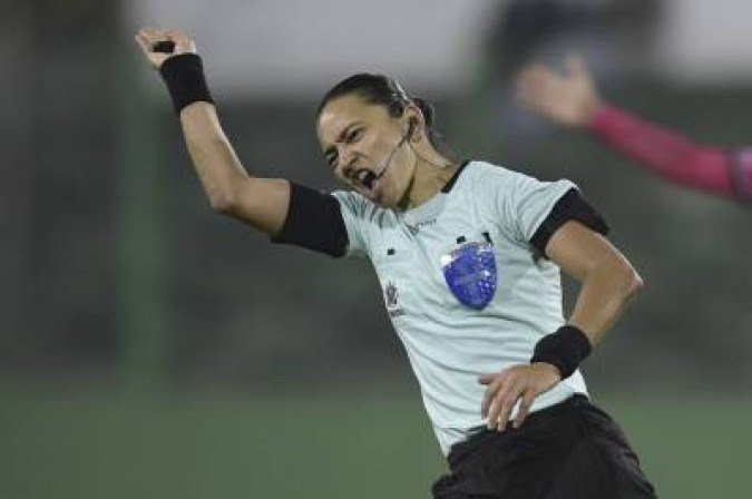 A arbitragem de Edina Alves foi muito questionada no clássico do último domingo - (crédito: JUAN MABROMATA) A arbitragem de Edina Alves foi muito questionada no clássico do último domingo - (crédito: JUAN MABROMATA)