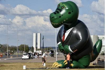 27/05/2021 Crédito: Minervino Júnior/CB/D.A Press. Brasil. Brasilia - DF. Boneco inflado dinossauro chamado de impostossauro na frente da Biblioteca Nacional. - (crédito: Minervino J?nior/CB/D.A Press) 27/05/2021 Crédito: Minervino Júnior/CB/D.A Press. Brasil. Brasilia - DF. Boneco inflado dinossauro chamado de impostossauro na frente da Biblioteca Nacional. - (crédito: Minervino J?nior/CB/D.A Press)