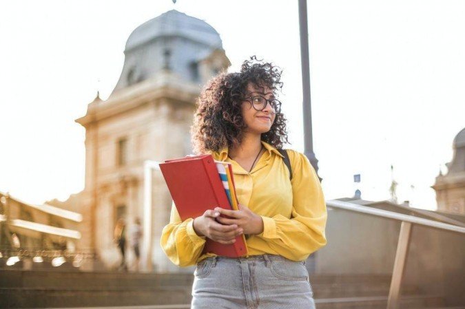 As vagas serão preenchidas por alunos que tenham feito integralmente os ensinos fundamental e médio em escolas públicas - (crédito: Andrea Piacquadio/Reprodução) As vagas serão preenchidas por alunos que tenham feito integralmente os ensinos fundamental e médio em escolas públicas - (crédito: Andrea Piacquadio/Reprodução)