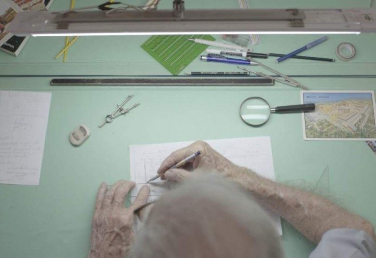 Carlos Augusto atua mais no desenho manual nos trabalhos, mas quer aprender a fazer usando programas no computador