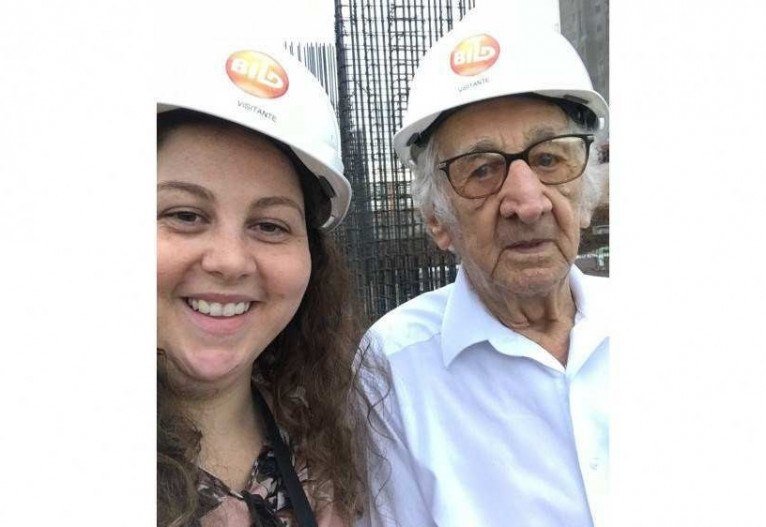 A neta de Carlos Augusto, Isabella Bucci, auxilia e apoio ao av&ocirc; na gradua&ccedil;&atilde;o. Ela &eacute; formada em turismo e gastronomia