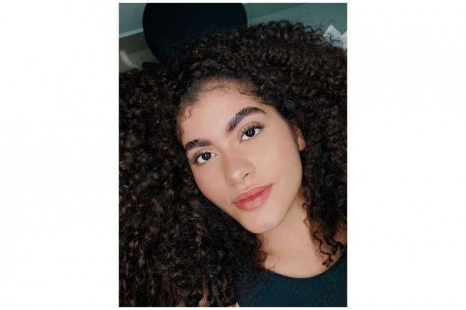 Dona de sobrancelhas grossas e preenchidas, Andreza Rosário decidiu testar a brow lamination -  (crédito:  Arquivo pessoal)