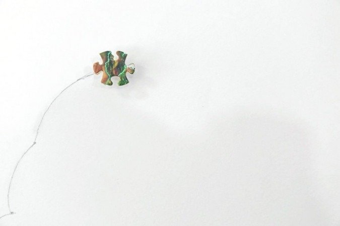 As esculturas de parede de Marcela Campos são feitas com objetos descartados -  (crédito: Pé Vermelho/Divulgação)