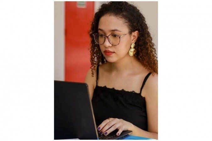 Rebeca de Castro Câmara passa a maior parte do seu tempo em frente ao computador: desafios trazidos pela pandemia - (crédito: Carlos Daniel Brito/Divulgação) Rebeca de Castro Câmara passa a maior parte do seu tempo em frente ao computador: desafios trazidos pela pandemia - (crédito: Carlos Daniel Brito/Divulgação)