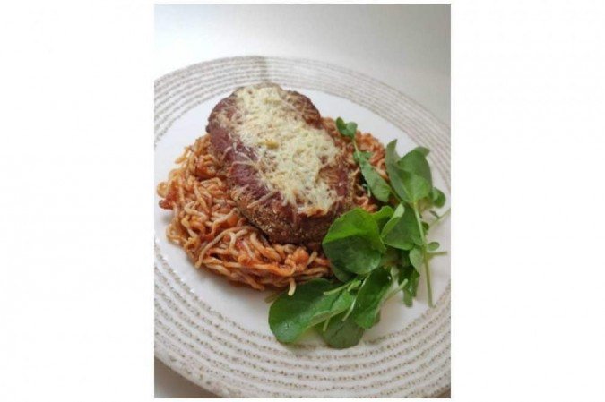Parmegiana de filé suíno em crosta funcional Parmegiana de filé suíno em crosta funcional