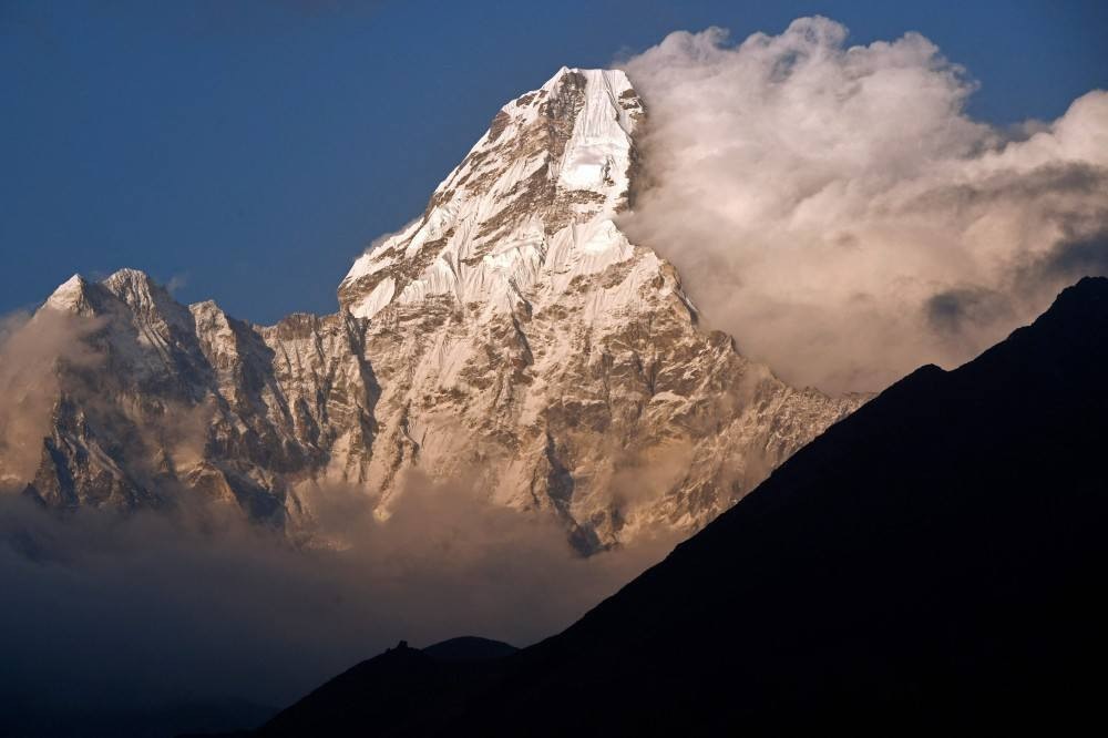 Dois islandeses diagnosticados com covid-19 chegam ao topo do Everest