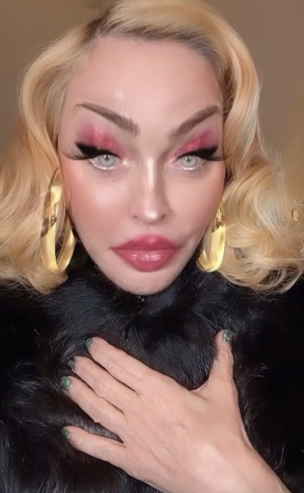 A cantora Madonna usando o filtro 'Gurl' do artista gaúcho