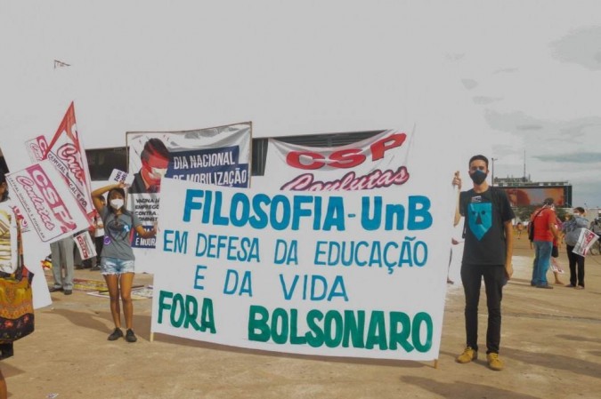 Estudantes desocupam UFPR, mas vão a Brasília protestar contra