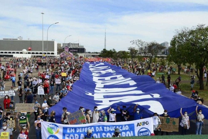 Manifestantes Se Reunem Contra Bolsonaro Na Esplanada Dos Ministerios