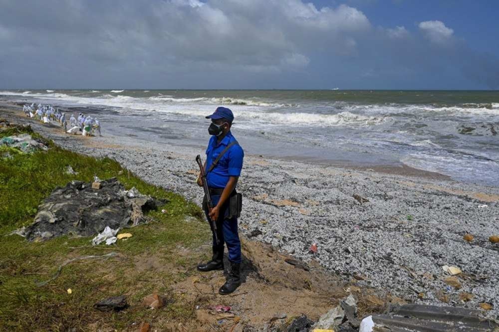 Praias do Sri Lanka ameaçadas pela maior catástrofe ambiental de sua história