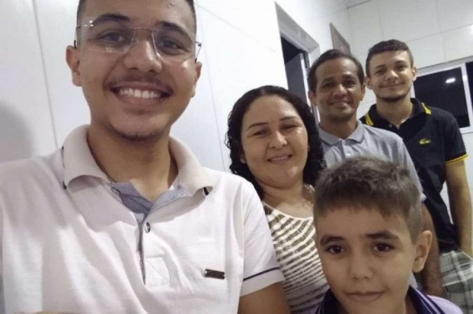 Davi ao lado da família: os pais, Eliane Magalhães e Francisco Silva, e os irmãos Francisco Sueldo (ao fundo) e Francisco Rafael, 7 anos (abaixo)