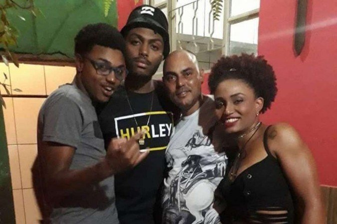 Bruno Eulálio ao lado do irmão Matheus Eulálio Santos, 23 anos, do pai, Adailton Eulálio Santos, e a irmã Analu Adriana Sérgio Dias dos Santos