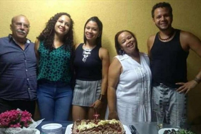 Da esquerda para a direita: o pai, Silvino Bispo da Rocha, Silvana Rocha e Beatriz Rocha (irmãs) e a mãe, Benigna Carolina Silva