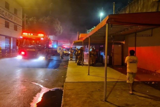 Incêndio em lanchonete no Paranoá assustou funcionários do local na madrugada deste domingo (30/5) -  (crédito: divulgação/ CBMDF)