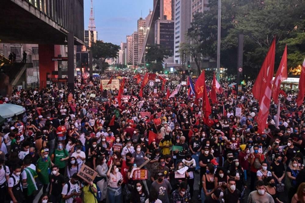 'Marco sombrio' de 500 mil mortes e 'protestos contra o presidente': a tragédia brasileira na imprensa internacional