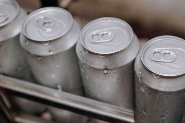 A água em lata surpreendeu ao crescer 24% sobre 2024 e desponta como principal aposta do setor -  (crédito: Pexels )