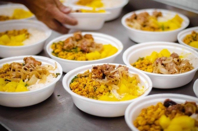 Criado com o objetivo de comprar e distribuir máscaras e marmitas de empreendedores com dificuldades por conta da pandemia de covid-19, o projeto S Solidário completou um ano com mais ações de solidariedade. Distribuição de marmitas em Samamabaia