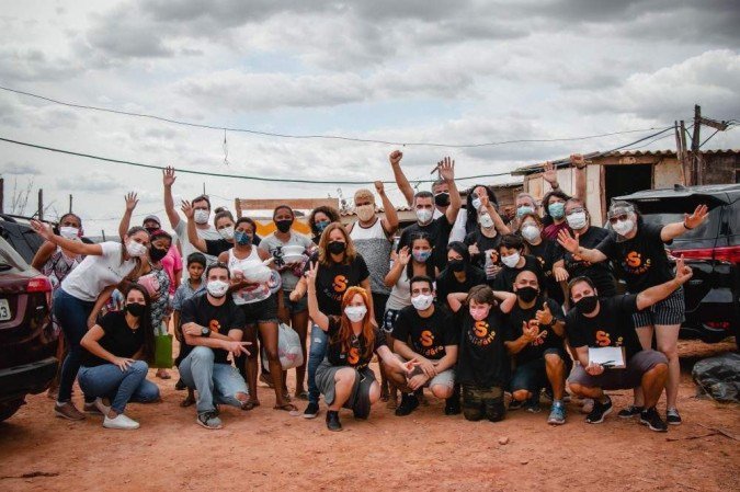 Criado com o objetivo de comprar e distribuir máscaras e marmitas de empreendedores com dificuldades por conta da pandemia de covid-19, o projeto S Solidário completou um ano com mais ações de solidariedade. Distribuição de marmitas em Samamabaia