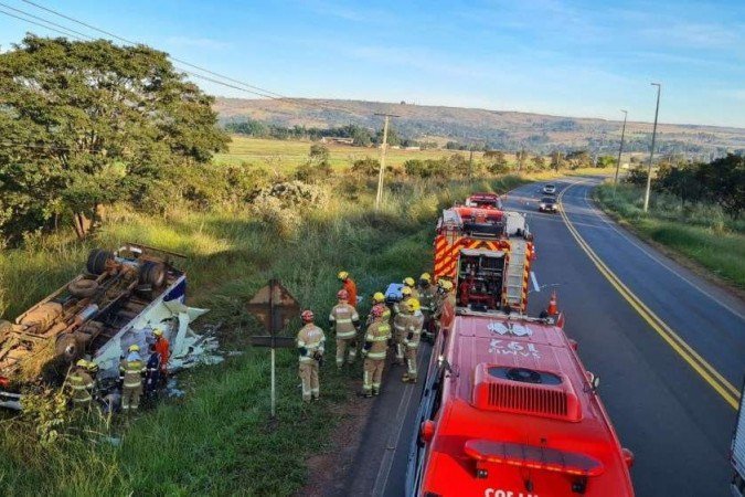 Uma passageiro morreu após caminhão capotar na DF-290 - (crédito: Divulgação/CBMDF) Uma passageiro morreu após caminhão capotar na DF-290 - (crédito: Divulgação/CBMDF)