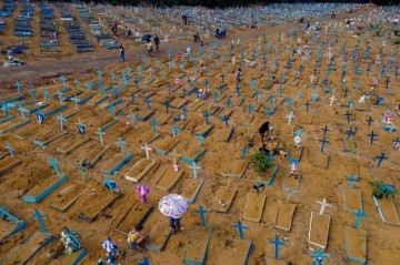 Túmulos de vítimas da covid em Manaus, em maio de 2021 -  (crédito: AFP / Michael DANTAS)