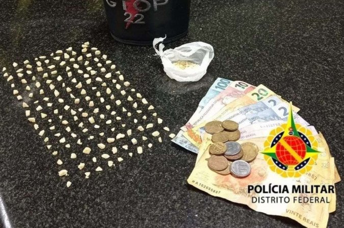 Casal foi abordado durante patrulhamento - (crédito: PMDF/Divulgação) Casal foi abordado durante patrulhamento - (crédito: PMDF/Divulgação)