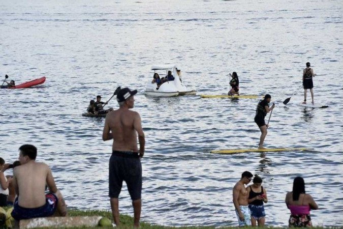 Movimentação de banhistas e pedestres na orla da Ponte JK. Procura aumenta na época de seca