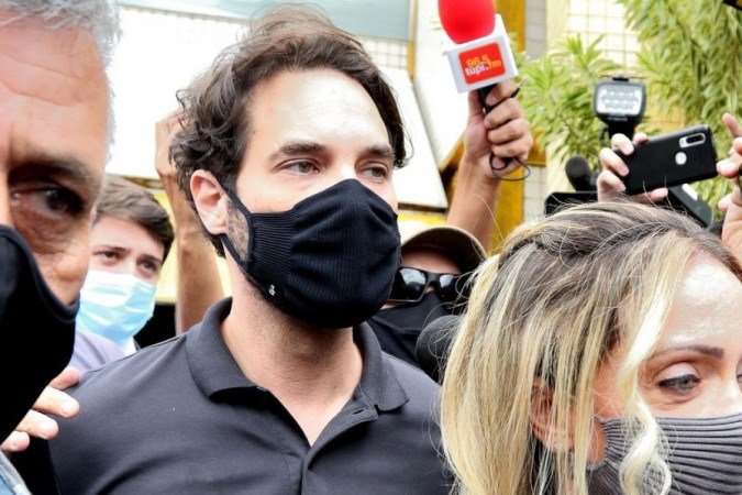 Dr. Jairinho, namorado de Monique Medeiros da Costa e Silva, mãe do menino Henry Borel, sae da Delegacia de Polícia da Barra da Tijuca(16ªDP) após prestar depoimento sobre a morte do menido de 4 anos. - (crédito: Tânia Rêgo/Agência Brasil) Dr. Jairinho, namorado de Monique Medeiros da Costa e Silva, mãe do menino Henry Borel, sae da Delegacia de Polícia da Barra da Tijuca(16ªDP) após prestar depoimento sobre a morte do menido de 4 anos. - (crédito: Tânia Rêgo/Agência Brasil)