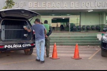 Policiais da 30ª DP prenderam o homem na noite de sexta-feira (13/2). - (crédito: PCDF/Divulgação) Policiais da 30ª DP prenderam o homem na noite de sexta-feira (13/2). - (crédito: PCDF/Divulgação)