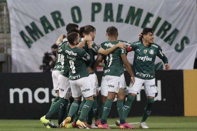 Jogadores do Palmeiras comemoram gol