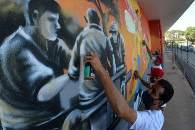 Os artistas do 1V2M (Uma vida, dois mundos) desenharam elementos como a Caixa D’Água, a Feira Central, o tradicional dominó no centro, comércios, bares e a emblemática Casa do Cantador