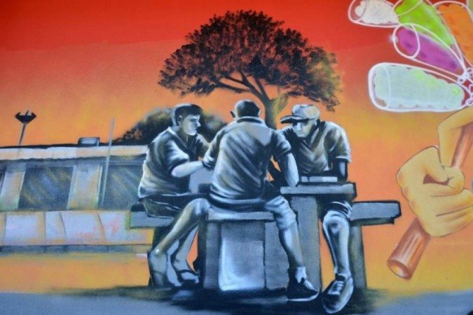 Os artistas do 1V2M (Uma vida, dois mundos) desenharam elementos como a Caixa D’Água, a Feira Central, o tradicional dominó no centro, comércios, bares e a emblemática Casa do Cantador