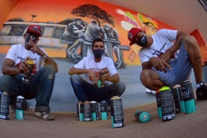 Na foto Mauricio Nunu (sem boné) Carlos Astro (máscara preta) e Edinho Pudo (máscara colorida)