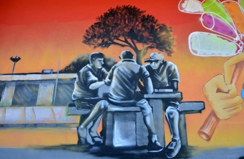 Os artistas do 1V2M (Uma vida, dois mundos) desenharam elementos como a Caixa DÁgua, a Feira Central, o tradicional dominó no centro, comércios, bares e a emblemática Casa do Cantador