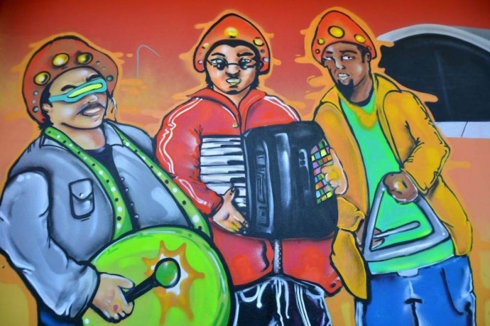 Os artistas do 1V2M (Uma vida, dois mundos) desenharam elementos como a Caixa DÁgua, a Feira Central, o tradicional dominó no centro, comércios, bares e a emblemática Casa do Cantador