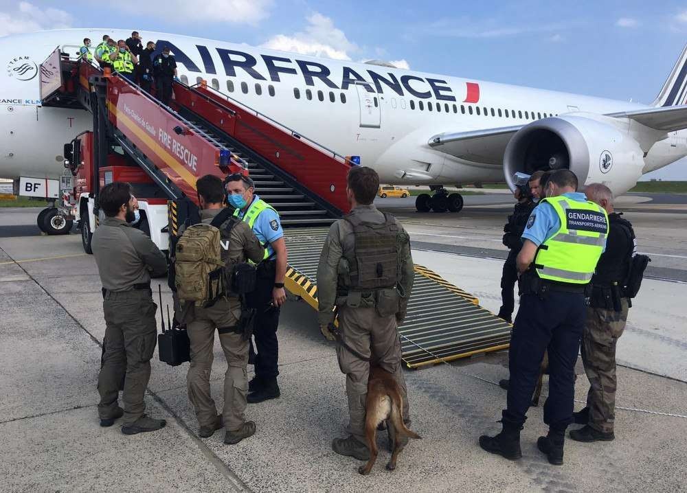 Suposta presença de artefato explosivo em avião mobiliza a polícia francesa