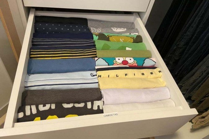As camisetas organizadas em formato de arquivo otimizam o espaço