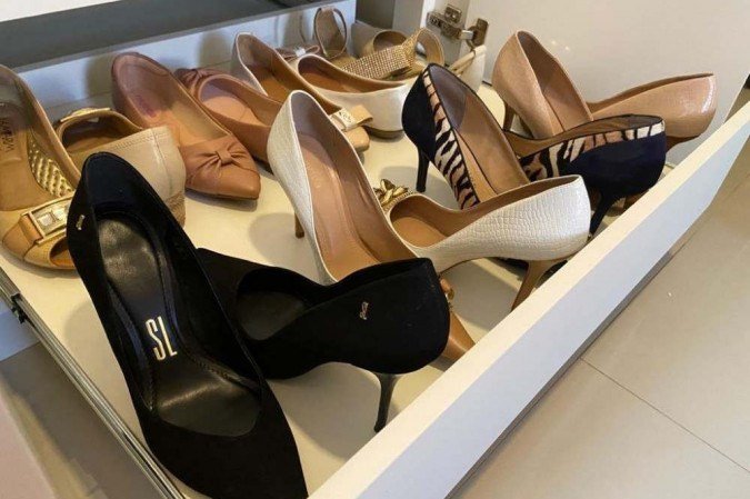 Os pares de sapato são dispostos com um pé pra frente e o outro pra trás