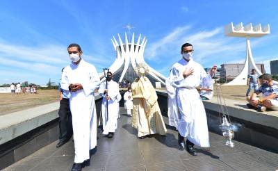 03/06/2021 Crédito: Ed Alves/CB/D.A Press. Brasil. Brasilia - DF. Cidades. Celebração com missa de Corpus Christi presidida por Dom Marcony na Catedral Metropolitana Nossa Senhora Aparecida.