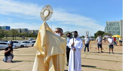 
03/06/2021 Crédito: Ed Alves/CB/D.A Press. Brasil. Brasilia - DF. Cidades. Celebração com missa de Corpus Christi presidida por Dom Marcony na Catedral Metropolitana Nossa Senhora Aparecida.