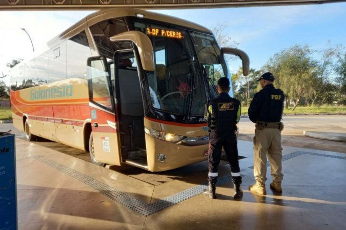 PRF flagra ônibus escolar transportando pessoas que voltavam de