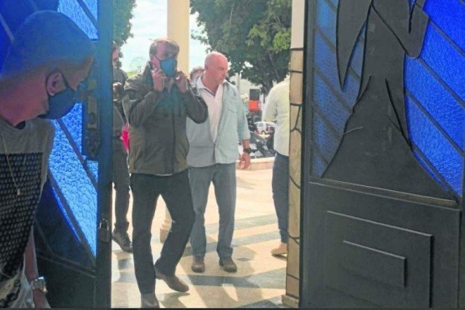 Bolsonaro participou de missa, em Formosa, com máscara, mas causou aglomeração - (crédito: Twitter/Reprodução) Bolsonaro participou de missa, em Formosa, com máscara, mas causou aglomeração - (crédito: Twitter/Reprodução)