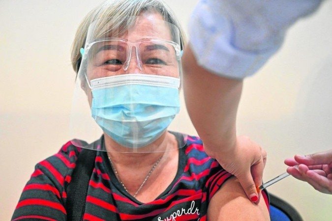 Médica aplica dose do imunizante da Pfizer/BioNTech em idosa da Malásia, durante megacampanha de vacinação em Kuala Lumpur - (crédito: Mohd Rasfan/AFP ) Médica aplica dose do imunizante da Pfizer/BioNTech em idosa da Malásia, durante megacampanha de vacinação em Kuala Lumpur - (crédito: Mohd Rasfan/AFP )