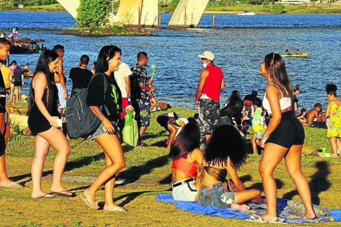 Pessoas se aglomeraram na Orla da Ponte JK durante o dia de Corpus Christi. Muitos estavam sem máscaras - (crédito: Carlos Vieira/CB/D.A Press ) Pessoas se aglomeraram na Orla da Ponte JK durante o dia de Corpus Christi. Muitos estavam sem máscaras - (crédito: Carlos Vieira/CB/D.A Press )