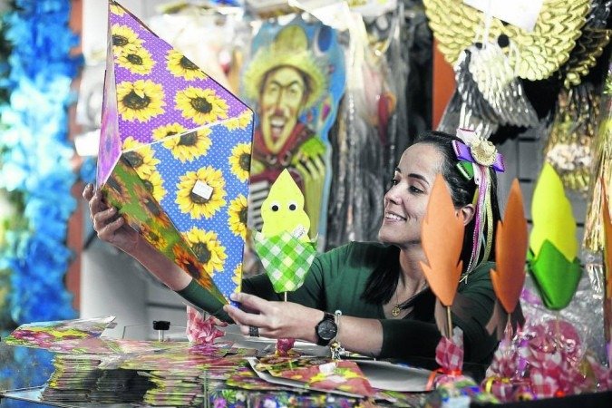 Gerente da loja Casa e Festa, no SIA, Dayane Olliveira está animada com as vendas. Gerente da loja Casa e Festa, no SIA, Dayane Olliveira está animada com as vendas.