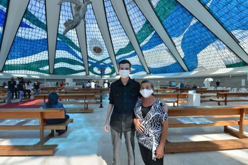 Maria Rizanei e o filho, &Iacute;talo Gabriel, n&atilde;o pouparam esfor&ccedil;os para participar da missa