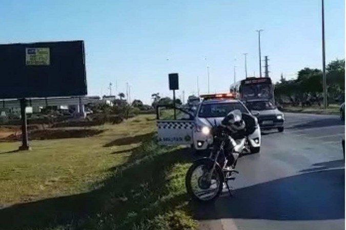Dupla fugiu e correu em direção a um pinheiral, depois de roubar um carro e capotar na estrada -  (crédito: Redes sociais)