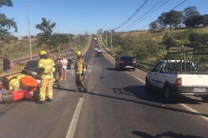 O motociclista tinha 51 anos e foi encaminhado ao hospital -  (crédito: Divulgação - CBMDF)
