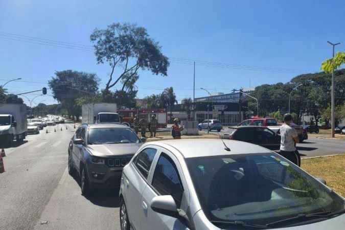 Acidente na W3 Norte impactou o trânsito na hora do almoço nesta sexta-feira (4/6) - (crédito: Divulgação / CBMDF) Acidente na W3 Norte impactou o trânsito na hora do almoço nesta sexta-feira (4/6) - (crédito: Divulgação / CBMDF)
