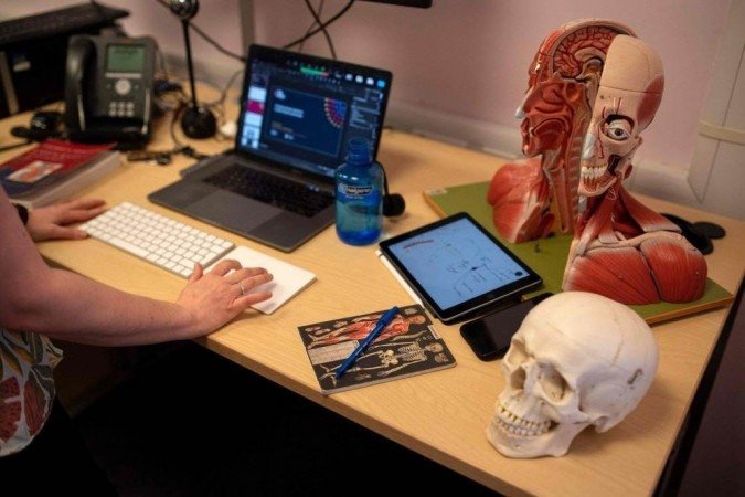 Aulas seguem à distância em virtude do alto contágio de Covid-19 no país. Na foto ilustrativa, uma professora de anatomia Hull York Medical School passa o conteúdo aos alunos - (crédito: OLI SCARFF/AFP) Aulas seguem à distância em virtude do alto contágio de Covid-19 no país. Na foto ilustrativa, uma professora de anatomia Hull York Medical School passa o conteúdo aos alunos - (crédito: OLI SCARFF/AFP)